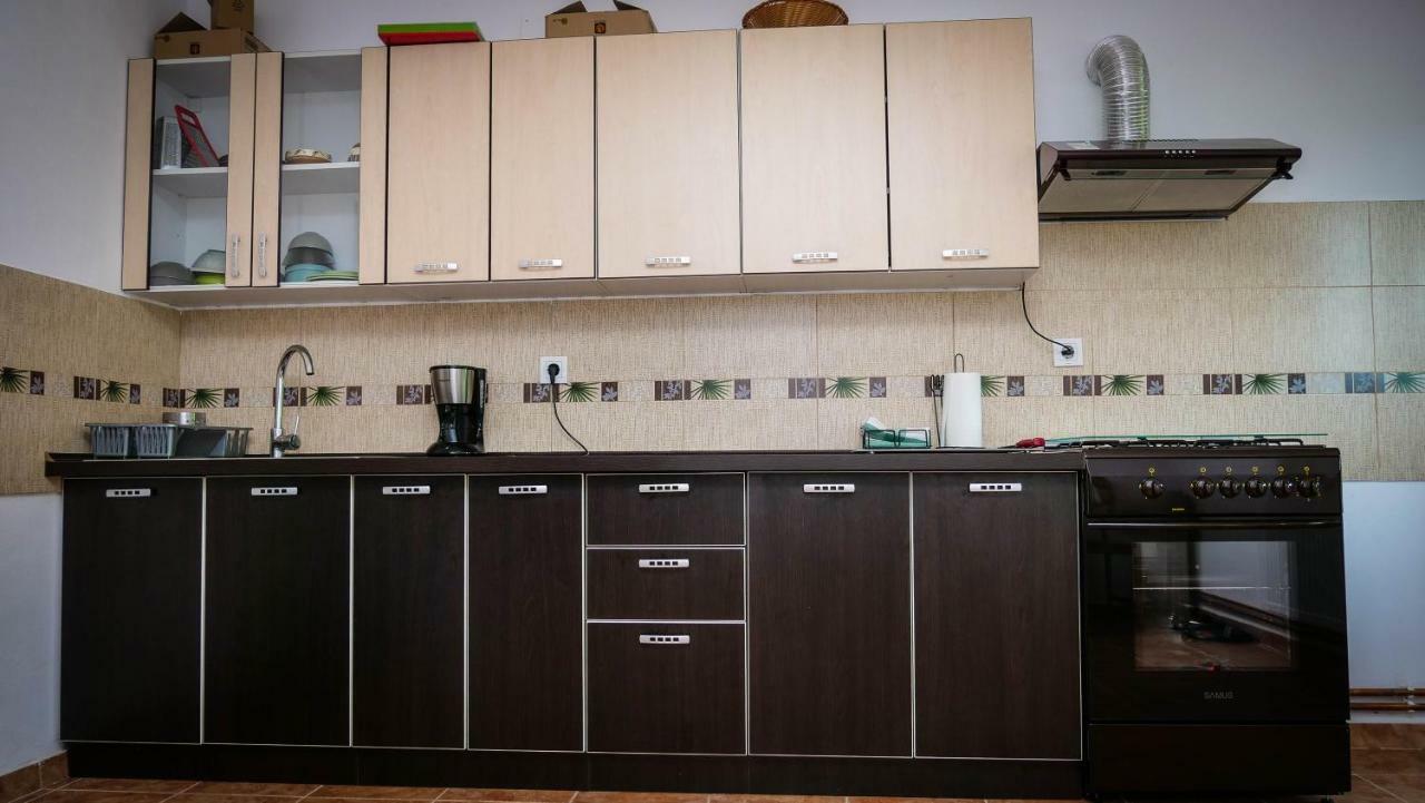 Pensiunea Gradinarilor Cu Ciubar Si Statie De Incarcare Electrica Auto Comanesti  Luaran gambar